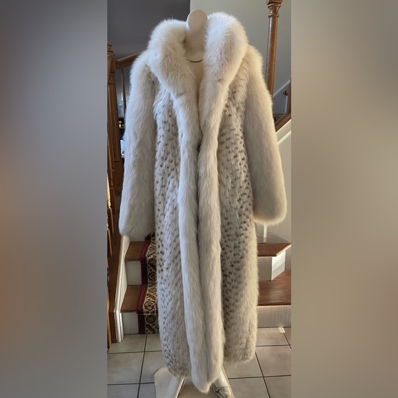 Elegant White Fox Fur Coat With Brownish Fur Markings - Picture 3 of 11
